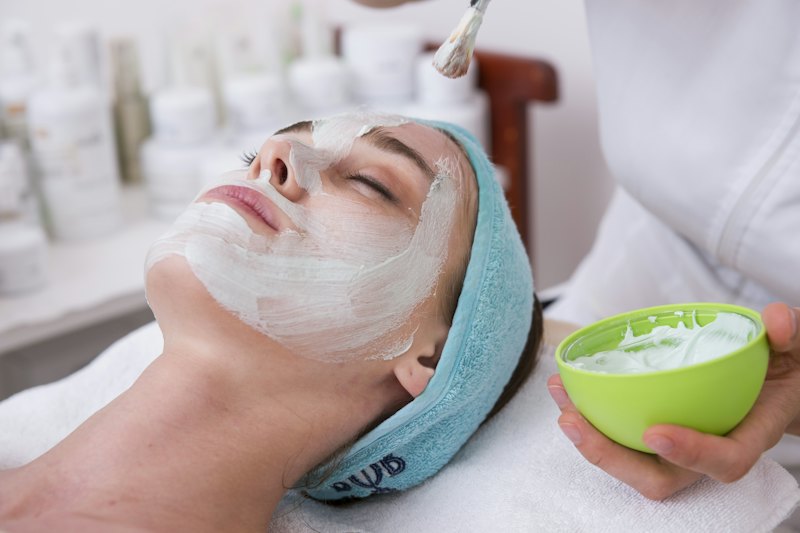 Aplicación de una mascarilla facial profesional