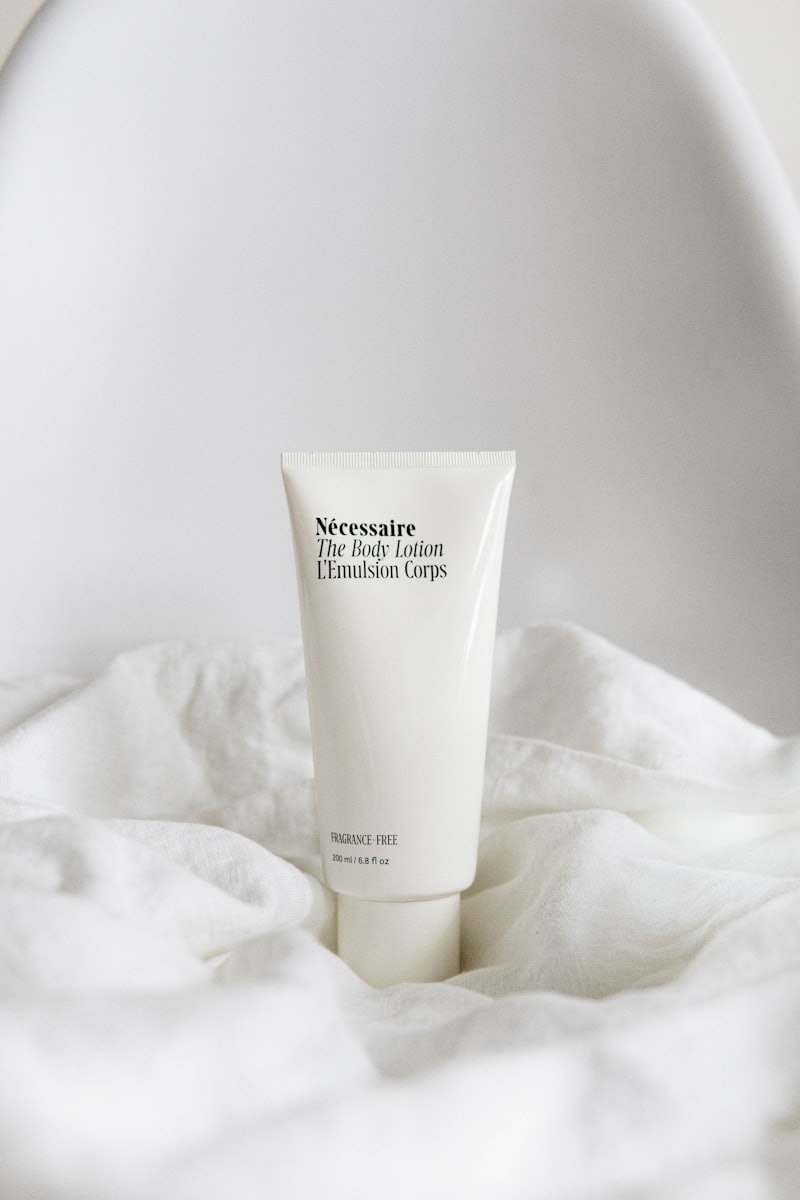 Producto de cuidado facial sobre textura suave